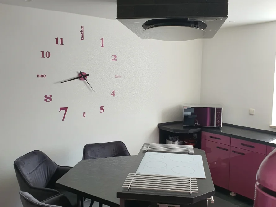 Moderne Küche mit großer Wanduhr