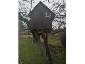 Ein Baumhaus im Garten