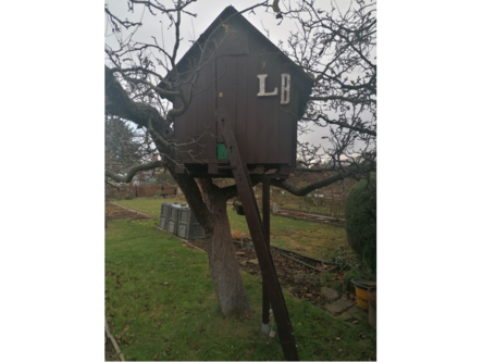 Ein Baumhaus im Garten