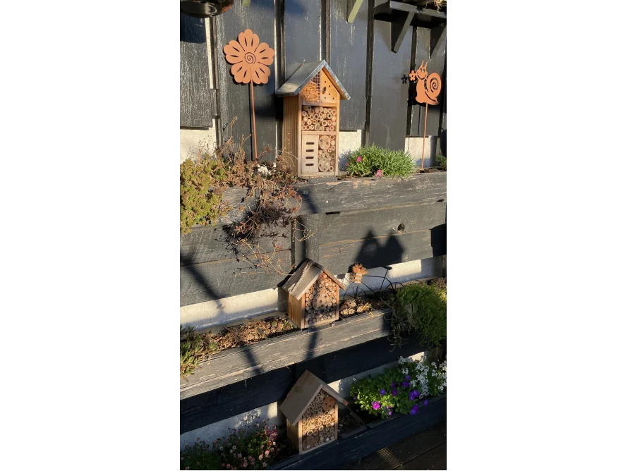Drei Insektenhotels an Holzwand
