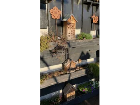 Drei Insektenhotels an Holzwand