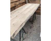 Holzplatte auf zwei Böcken