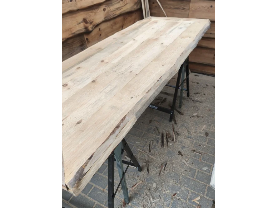 Holzplatte auf zwei Böcken