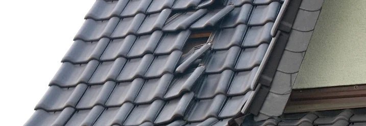 Beschädigtes Dach mit Dachziegeln