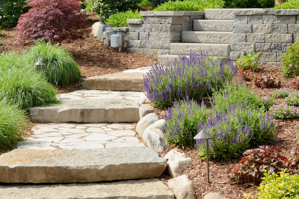 Steintreppe in einem Garten