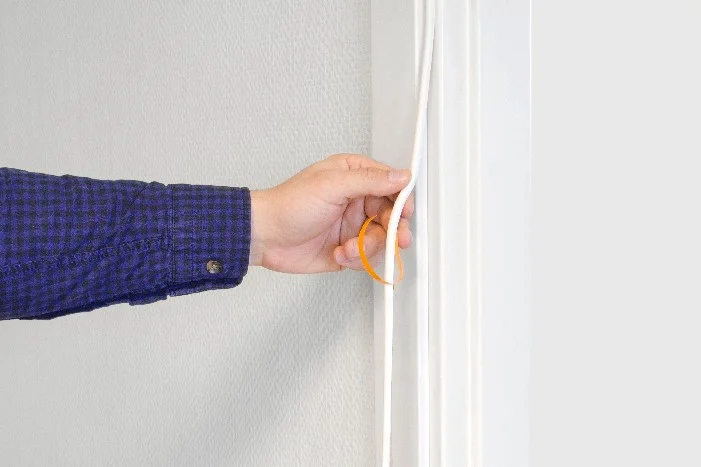 Hand befestigt Dichtung an Türrahmen