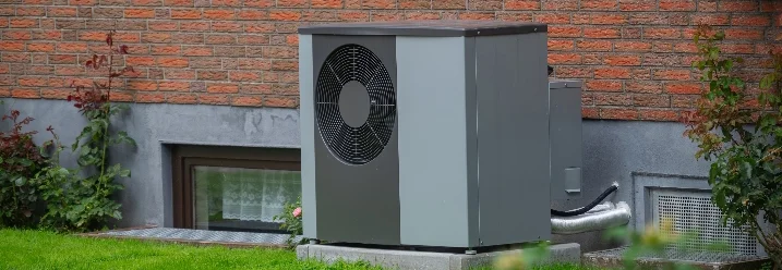 Wärmepumpe an Hauswand