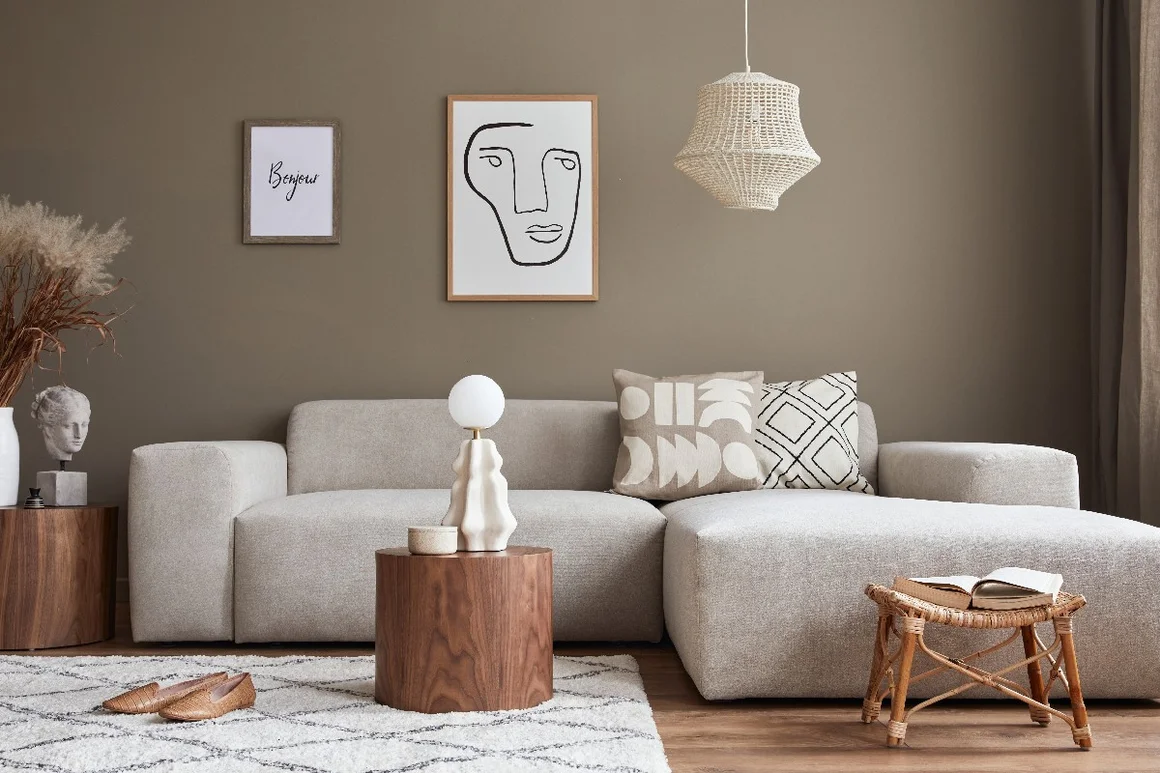 Helles Wohnzimmer mit hellem Sofa