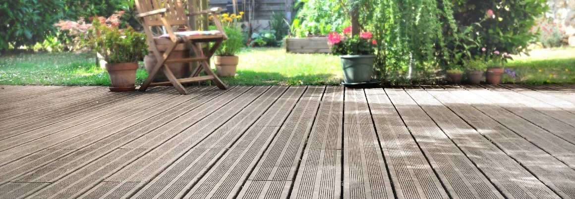 Leere Holzterrasse im Garten