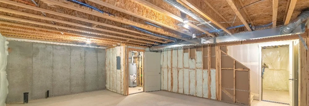 Unfertiger Kellerraum mit Dämmung