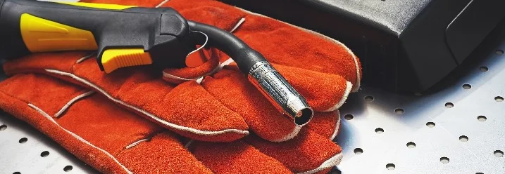 Schweißgerät und Schweißerhandschuhe