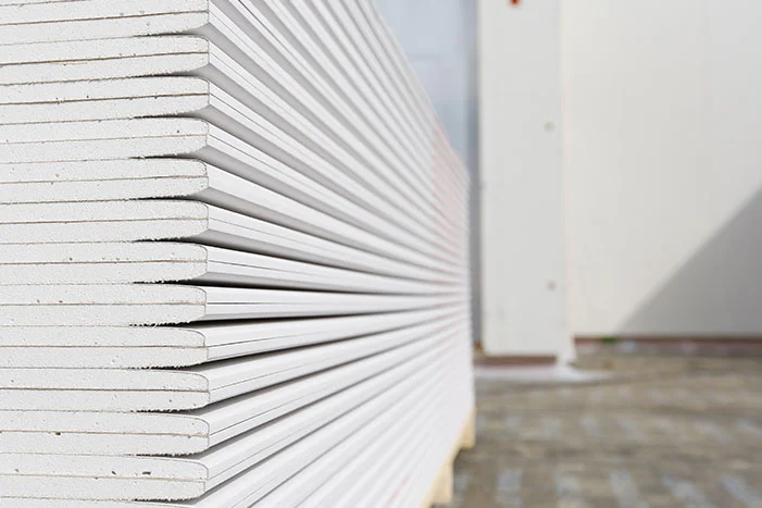 Stapel weiße Gipskartonplatten