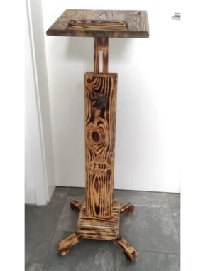 Holztisch mit Brandmalerei