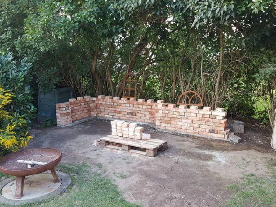 Baustelle eines Gartenhäuschens aus Ziegelsteinen