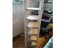 Holzregal mit sechs Ebenen