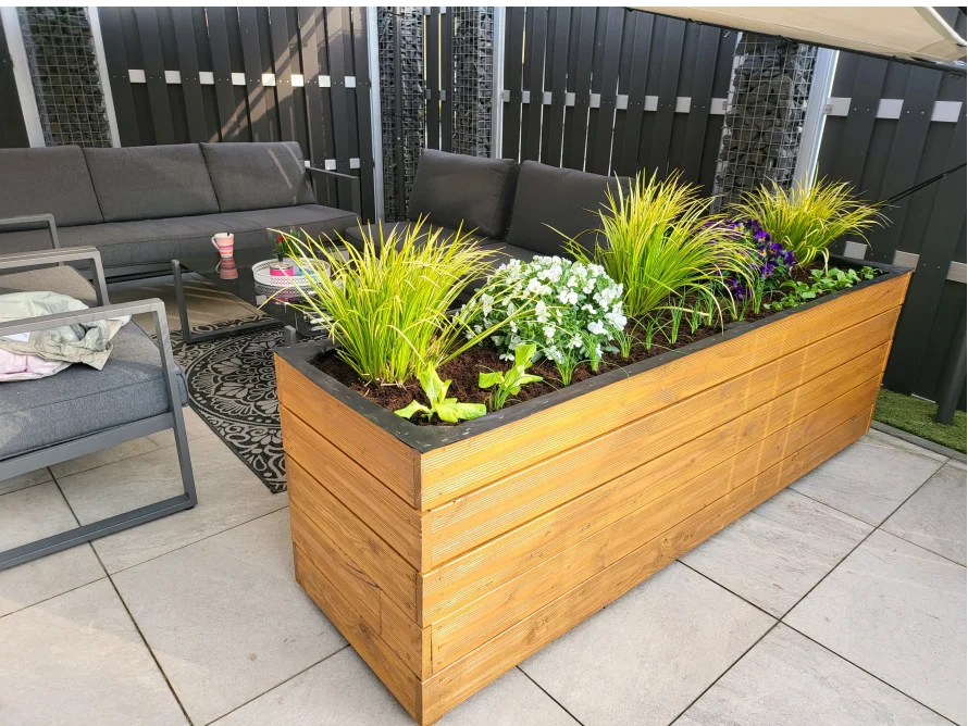 Blumenkasten aus Holz auf Terrasse