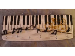 Garderobe mit Klaviertasten und Fahrrad Dekoration