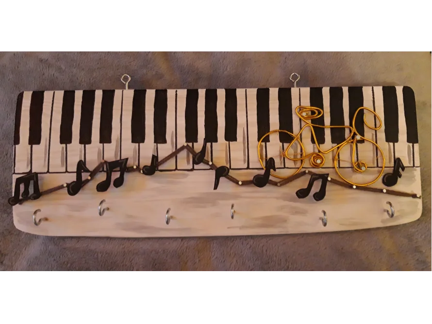 Garderobe mit Klaviertasten und Fahrrad Dekoration
