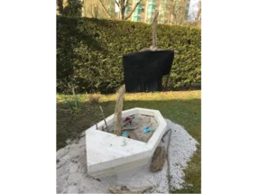 Spielschiff aus Holz im Garten
