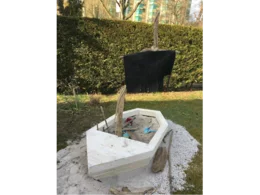 Spielschiff aus Holz im Garten