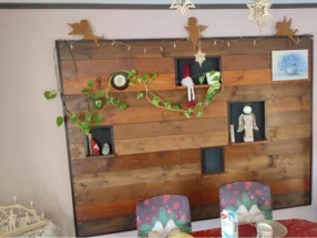 Holzwand mit Dekoration