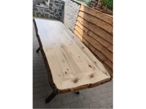 Holztisch mit Baumkante auf Fliesenboden