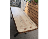 Holztisch mit Baumkante auf Fliesenboden