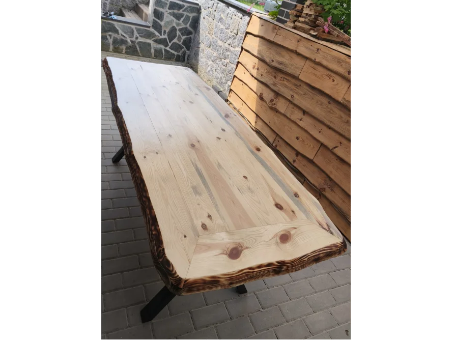 Holztisch mit Baumkante auf Fliesenboden