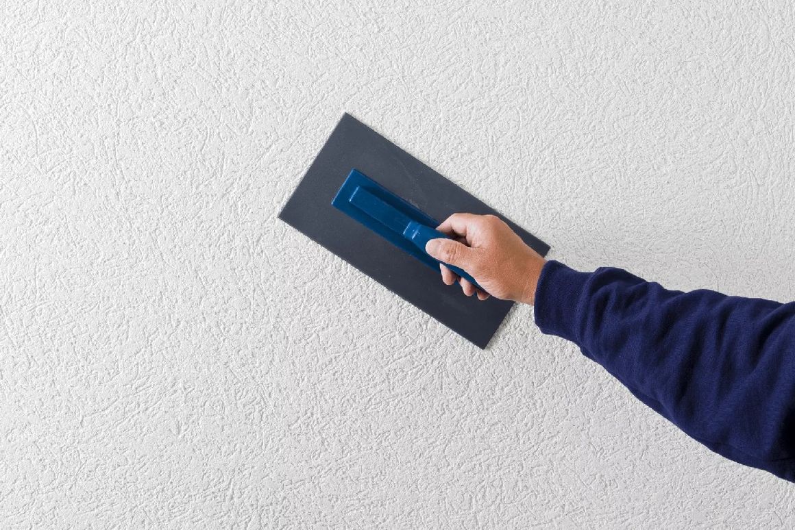Wand wird mit Kelle verputzt