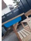 Holztisch mit blauer Wanne
