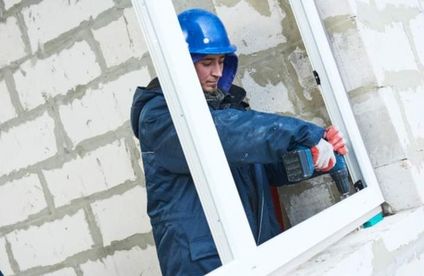 Fensterrahmen verschrauben Mann verschraubt Fensterrahmen