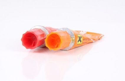 Zwei Komponenten Kleber vor weißem Hintergrund