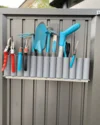 Gartengeräte in einer Halterung