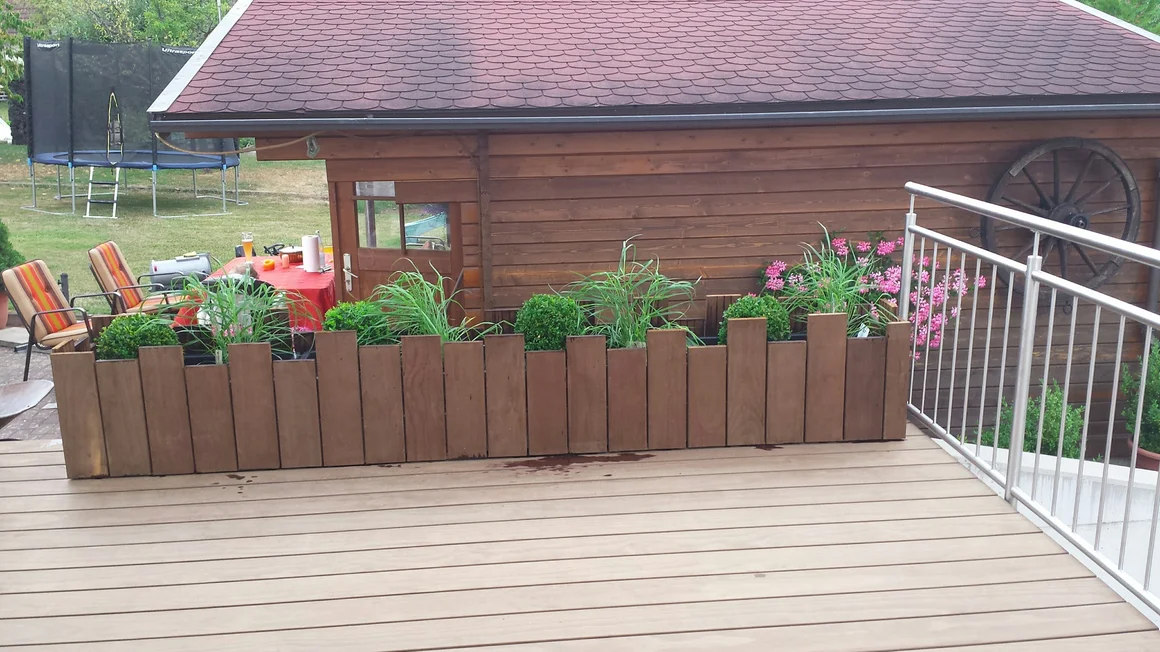 Holzterrasse mit Blumenkasten
