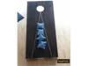 Ein Cornhole-Spielbrett mit drei Säcken