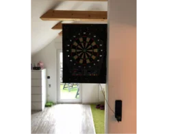 Elektronische Dartscheibe an der Wand