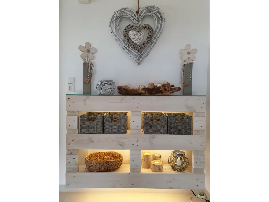 Regal aus weißen Holzbrettern