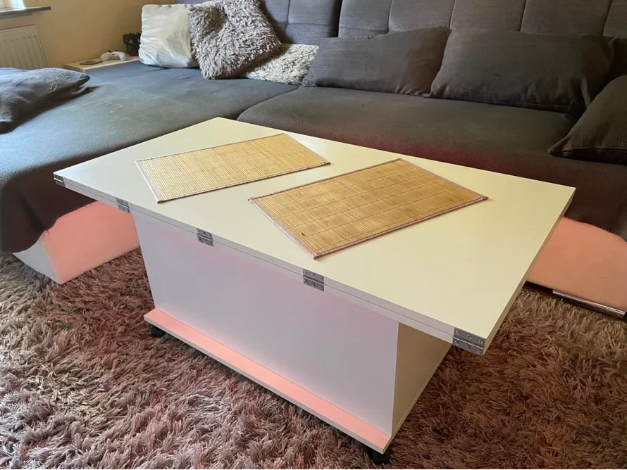 Weißer Couchtisch mit Rollen