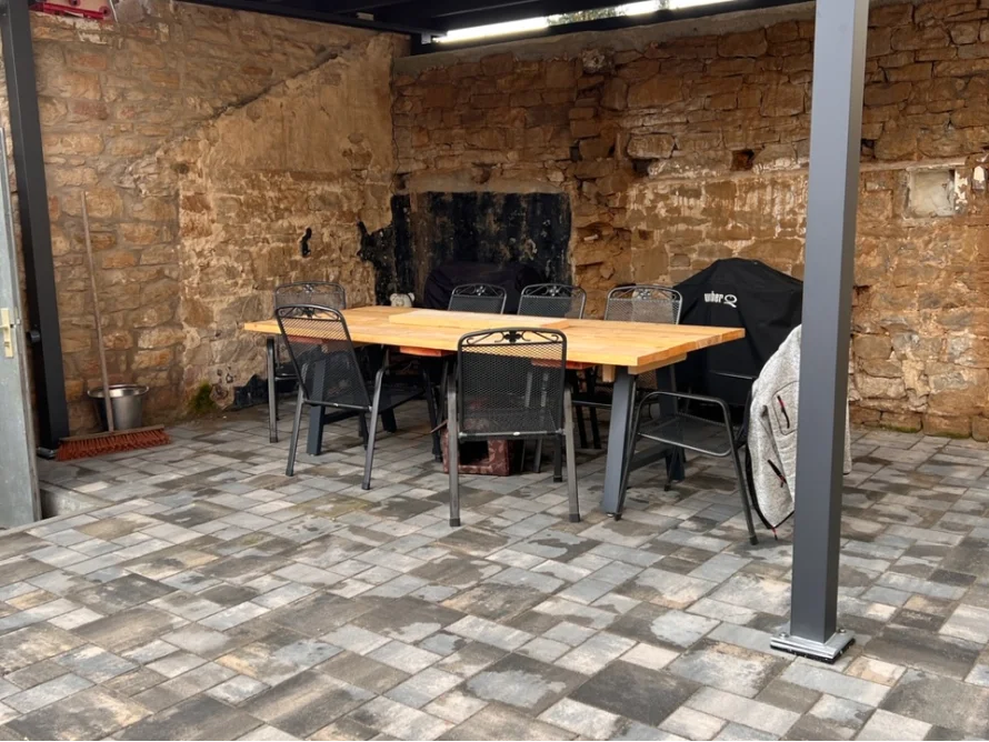 Essbereich im Freien mit Grill