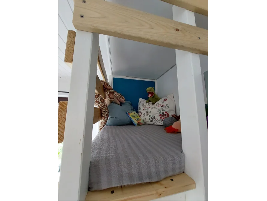 Etagenbett mit Kuscheltieren