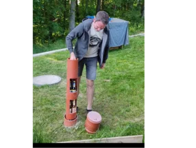 Person platziert Rohr auf dem Boden