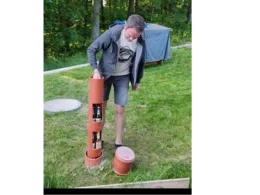 Person platziert Rohr auf dem Boden