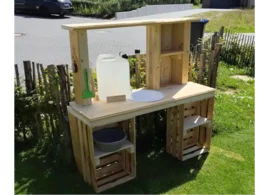 Spielküche im Garten aus Holz