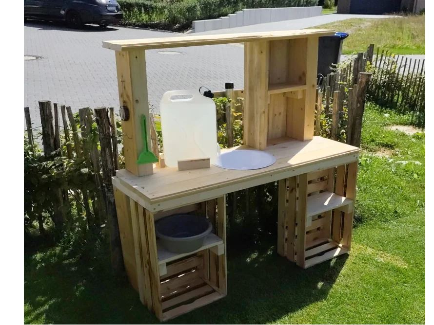 Spielküche im Garten aus Holz