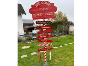 Weihnachtlicher Wegweiser im Garten