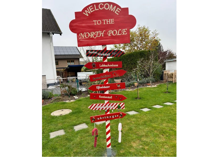 Weihnachtlicher Wegweiser im Garten