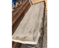 Holztischplatte auf zwei Böcken
