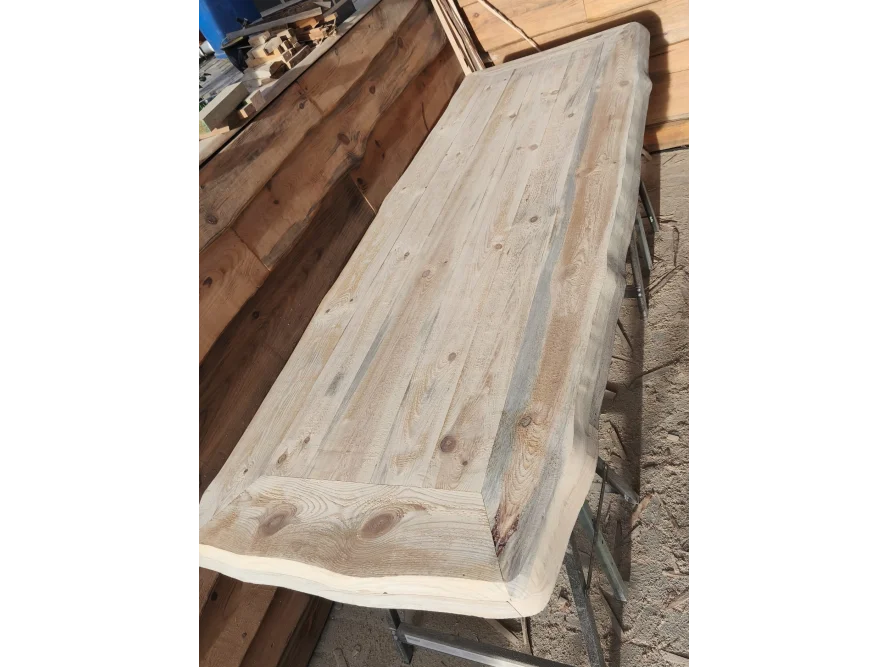 Holztischplatte auf zwei Böcken