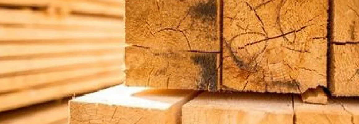 Stapel von Kanthölzern