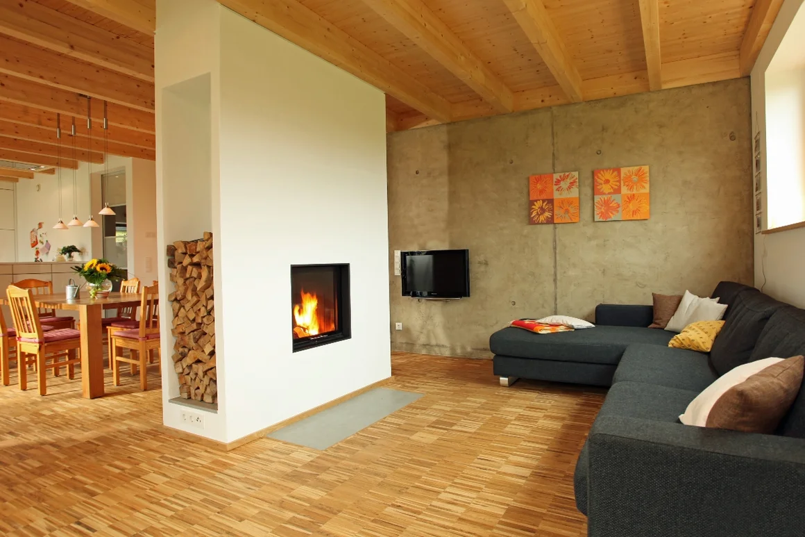 Wohnzimmer mit Kamin und Essbereich